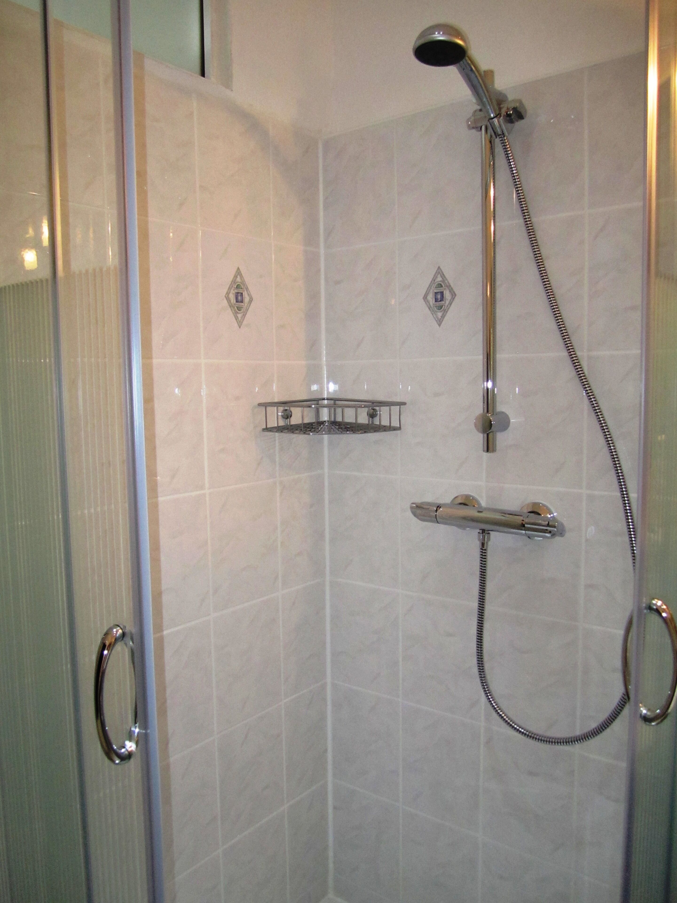 Douche, sèche-cheveux, serviettes fournies, savon