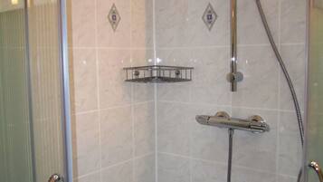 Douche, sĂšche-cheveux, serviettes fournies, savon