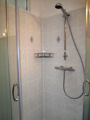 Douche, sèche-cheveux, serviettes fournies, savon