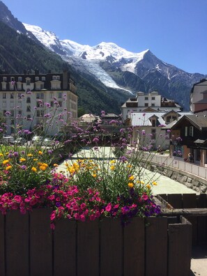 A town with buildings and a mountain backdrop. - Apartment In Ski Resort With Mountain Views and only 150m walk to the ski lift. (Saint-Jean-D'aulps)