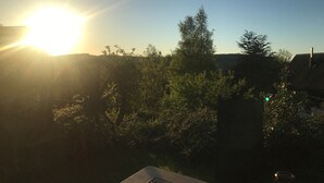 Un atardecer sobre un barrio residencial con casas y árboles.