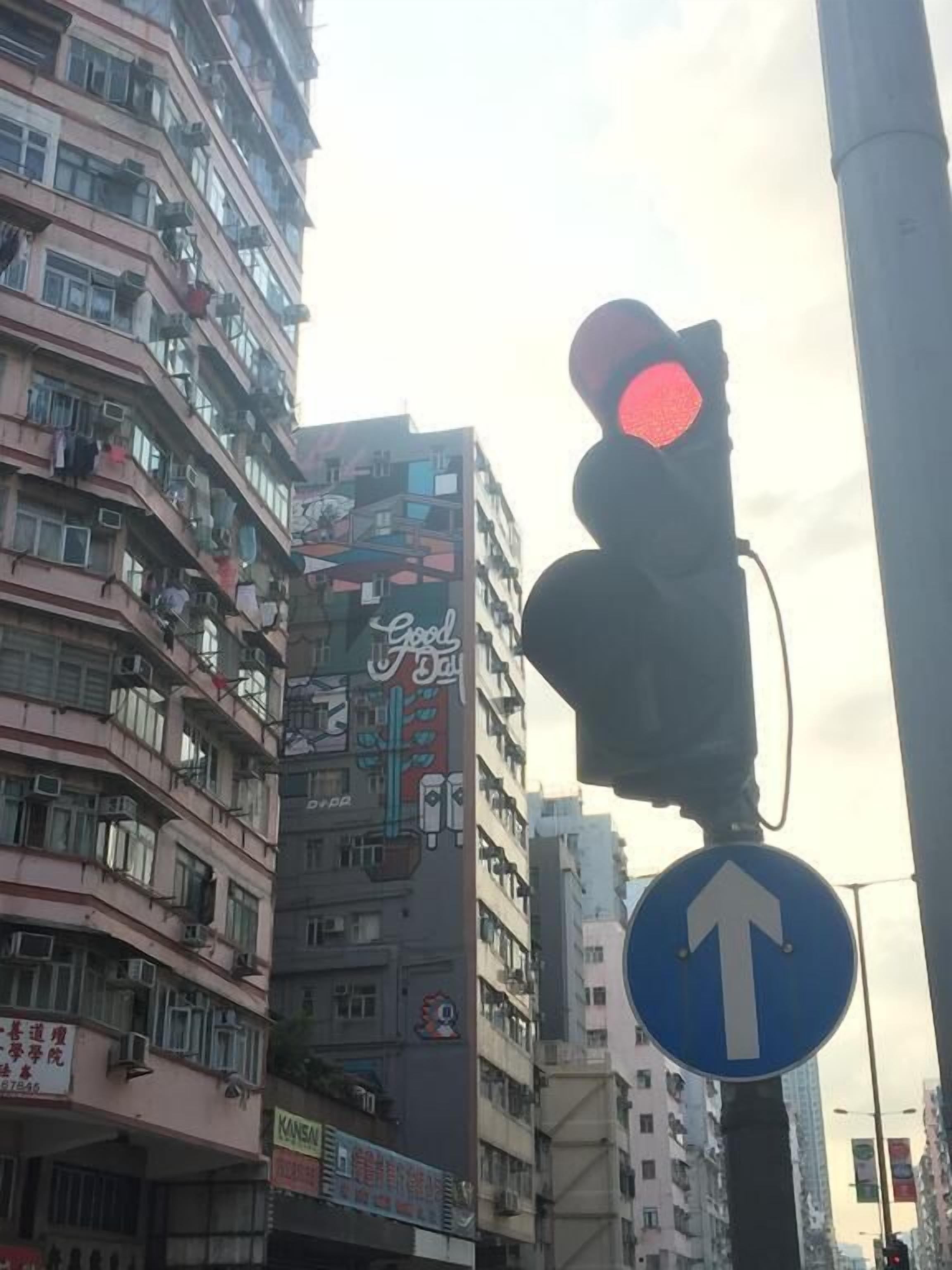 Un edificio de varios pisos con balcones y un letrero grande con caracteres chinos.