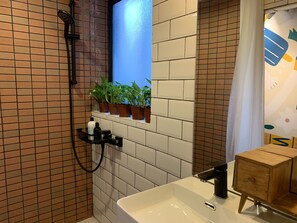 Quarto superior, 1 cama King, para não fumantes | Individualmente mobiliados, ferros/tábuas de passar roupa