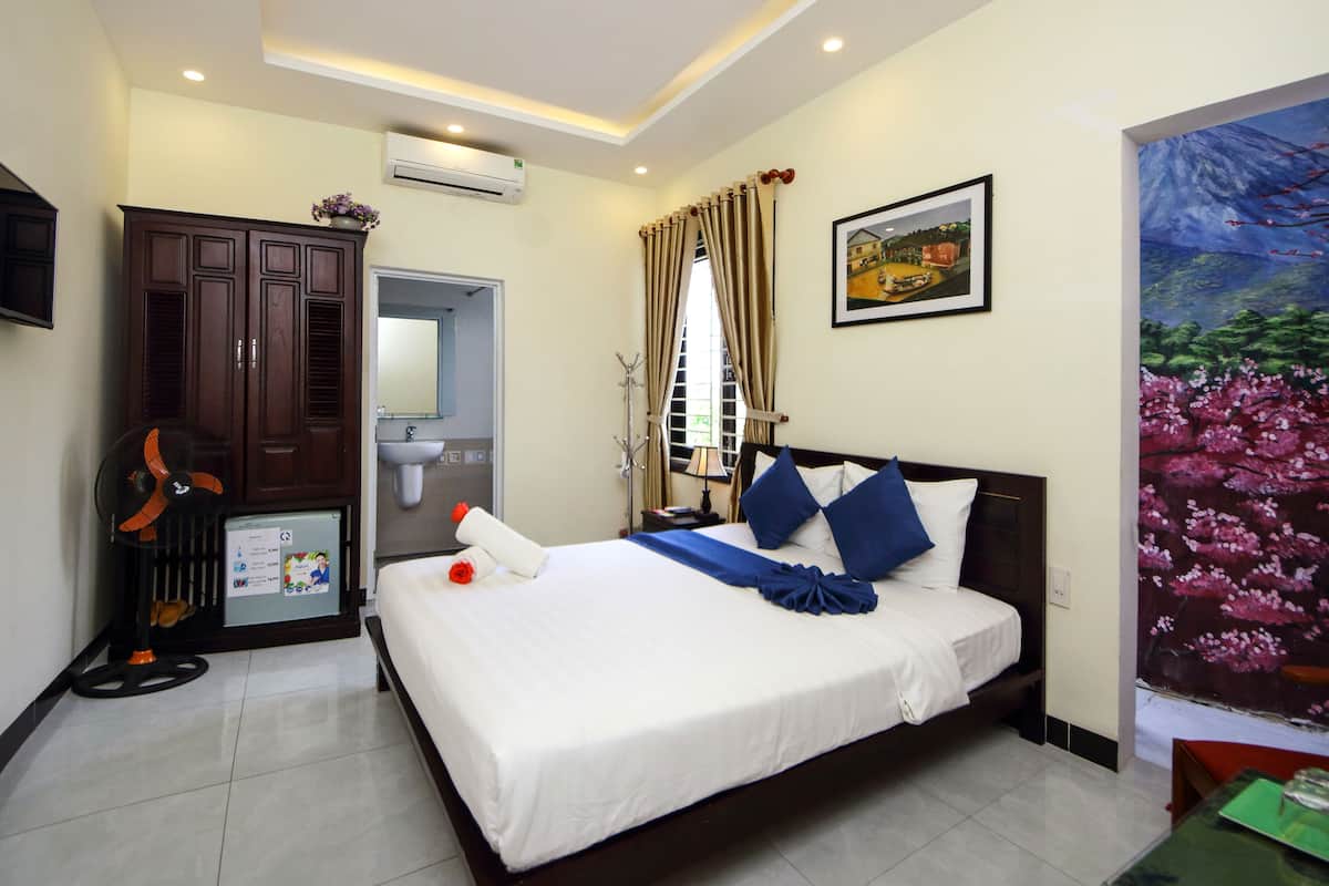 Single Room, Balcony | Memory-foam beds, minibar, desk, blackout curtains