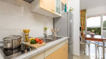 Kühlschrank, Herdplatte, Wasserkocher mit Kaffee-/Teezubehör