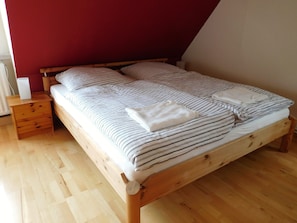 1 habitación, tabla de planchar con plancha y cuna de viaje