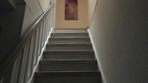 Eine Treppe mit Handlauf und einem Bild an der Wand.