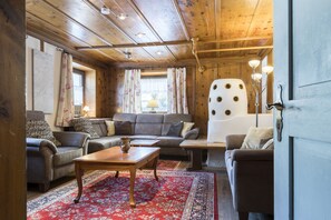 TV, fireplace, books - The big Stadl- The holiday home in the Ötztal (Oberried)