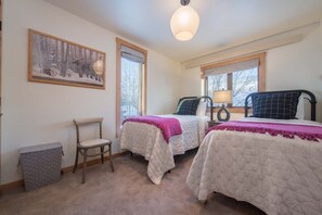 2 bedrooms, desk, iron/ironing board, free WiFi - JHRL - Indian Paintbrush 1121, A newly renovated 2 bedroom mountain modern retreat located in Wilson (Wilson)