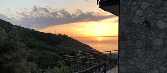 Casa de vacaciones en medio de una plantación de olivos con fantásticas vistas al mar