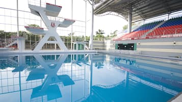 2 albercas al aire libre, acceso de 06:00 a 20:00, y camastros