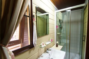 Deluxe River View Twin | Baño | Ducha y cabezal de ducha tipo lluvia