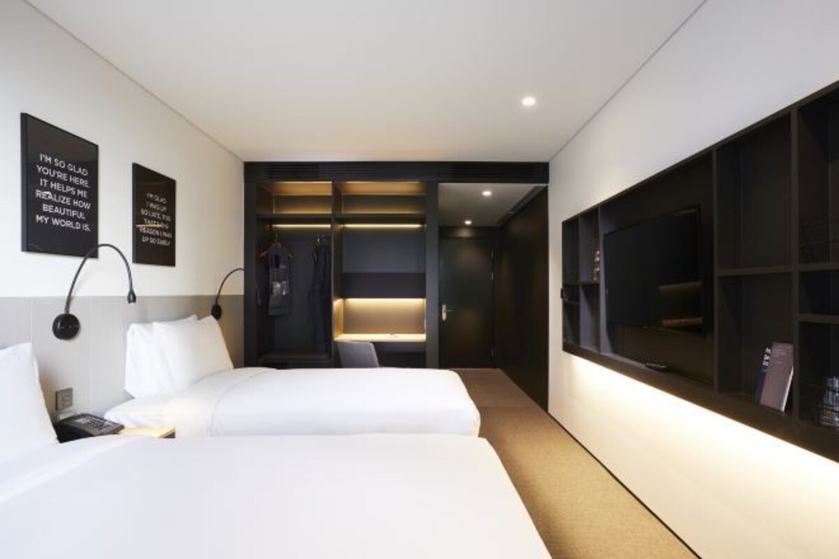 Premium bedding, in-room safe, desk, blackout drapes