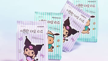 Cuatro paquetes con personajes de dibujos animados y texto, probablemente conteniendo productos.