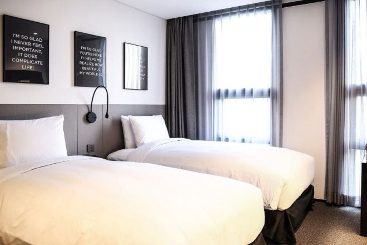 Premium bedding, in-room safe, desk, blackout drapes