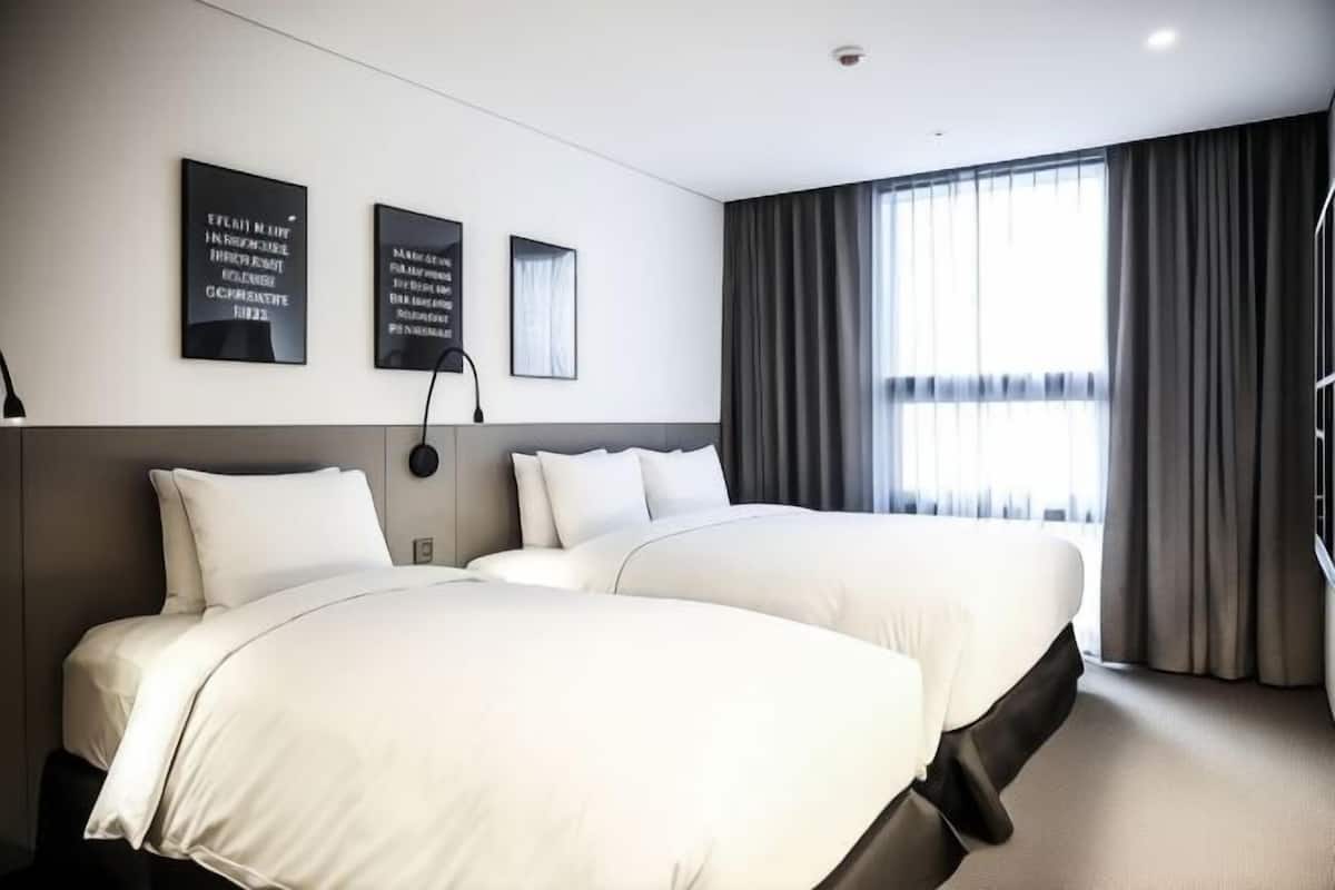 Ropa de cama de alta calidad y caja de seguridad en la habitación