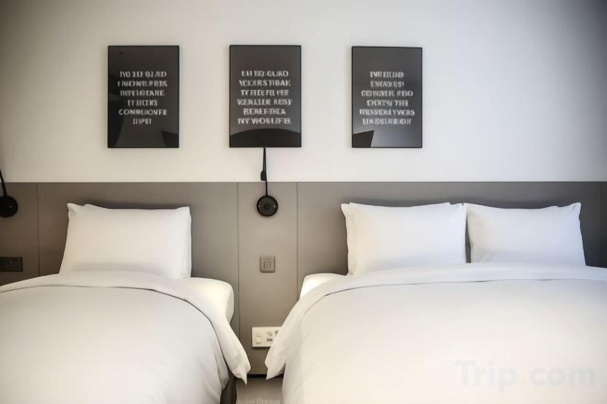 Premium bedding, in-room safe, desk, blackout drapes
