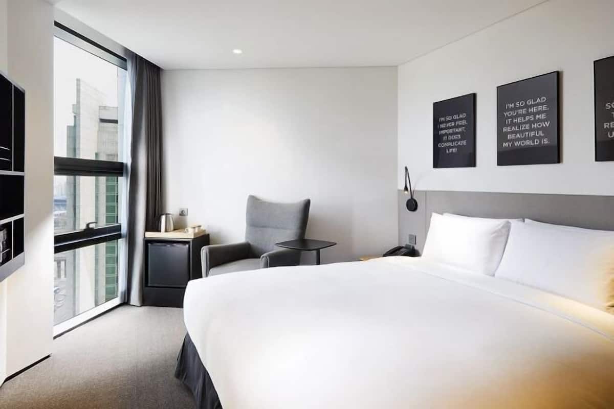 Premium bedding, in-room safe, desk, blackout drapes