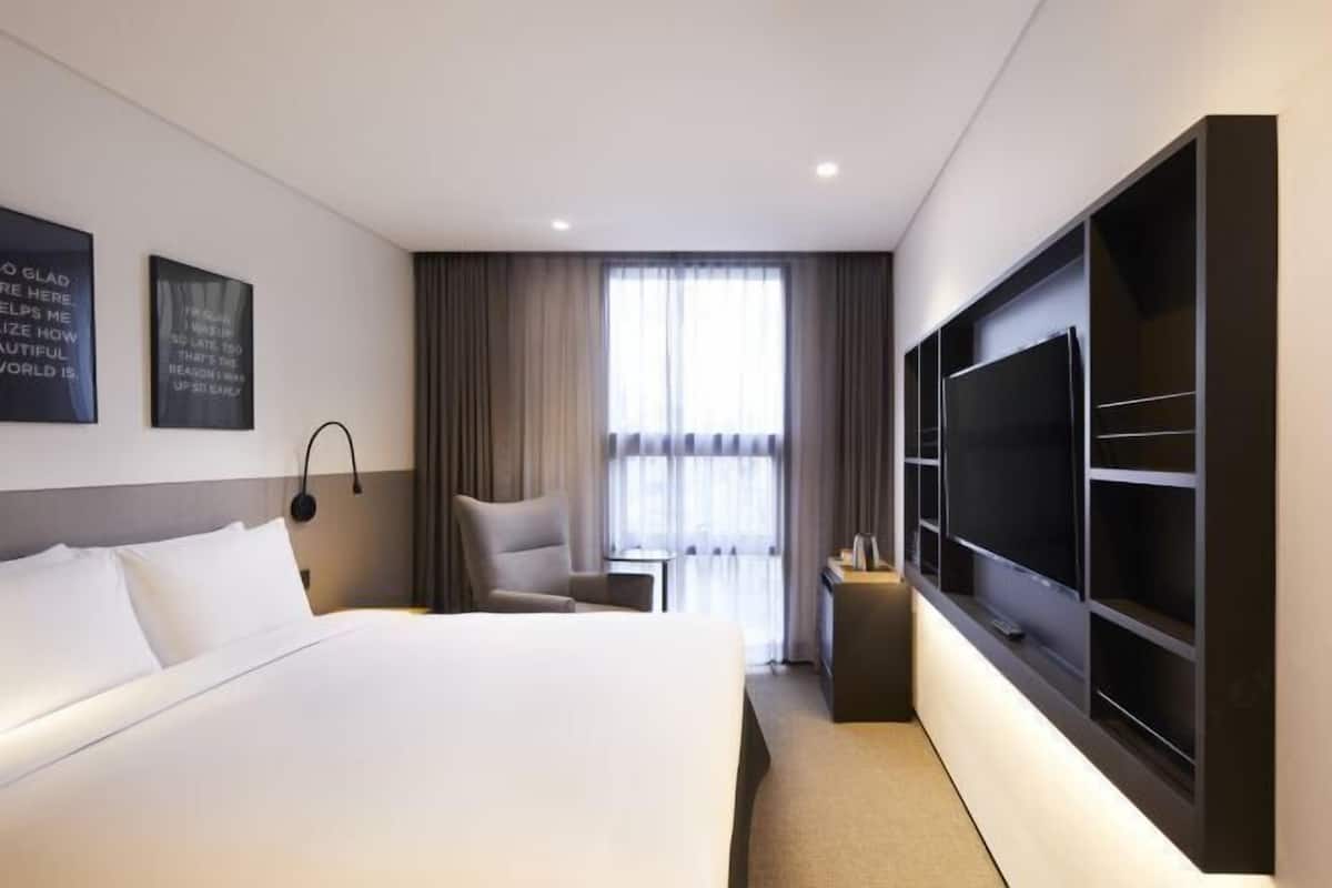 Ropa de cama de alta calidad y caja de seguridad en la habitación