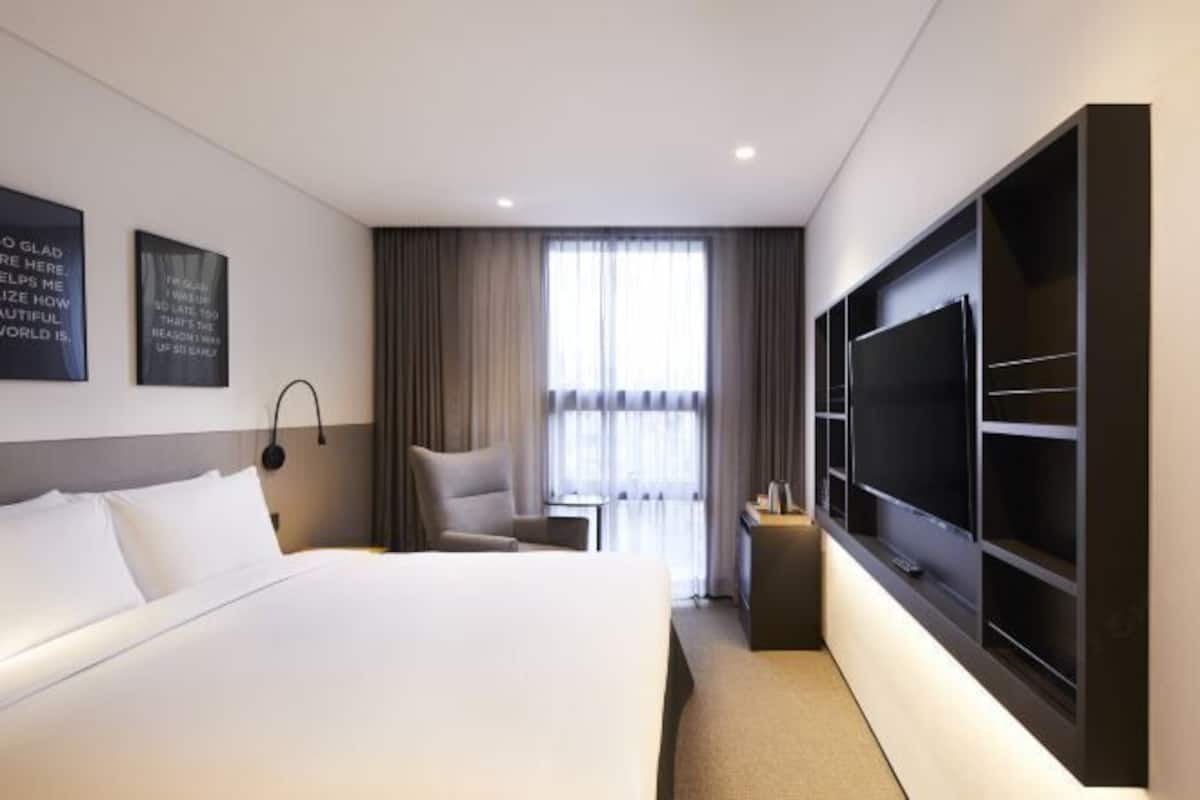 Premium bedding, in-room safe, desk, blackout drapes