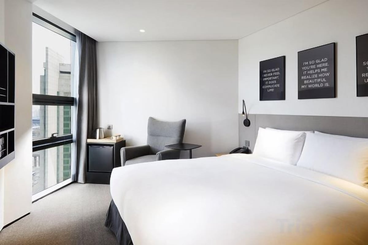 Premium bedding, in-room safe, desk, blackout drapes