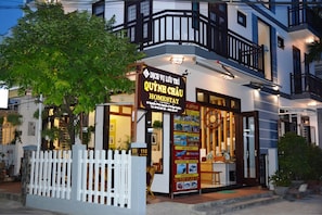 住宿正面 (夜晚)
