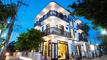 Bagian depan properti - sore/malam