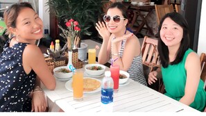 包含每日当地美食早餐