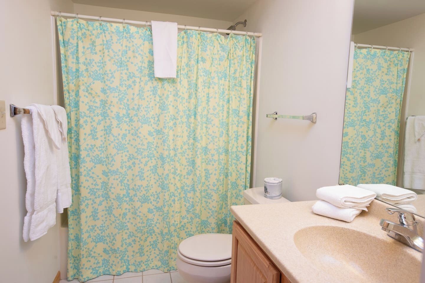 Un baño con inodoro, lavabo y cortina de ducha.