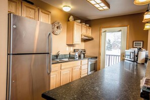 冷蔵庫、電子レンジ、オーブン、コンロ