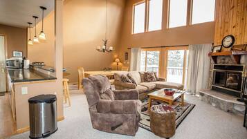 Télévision, cheminée, lecteur de DVD