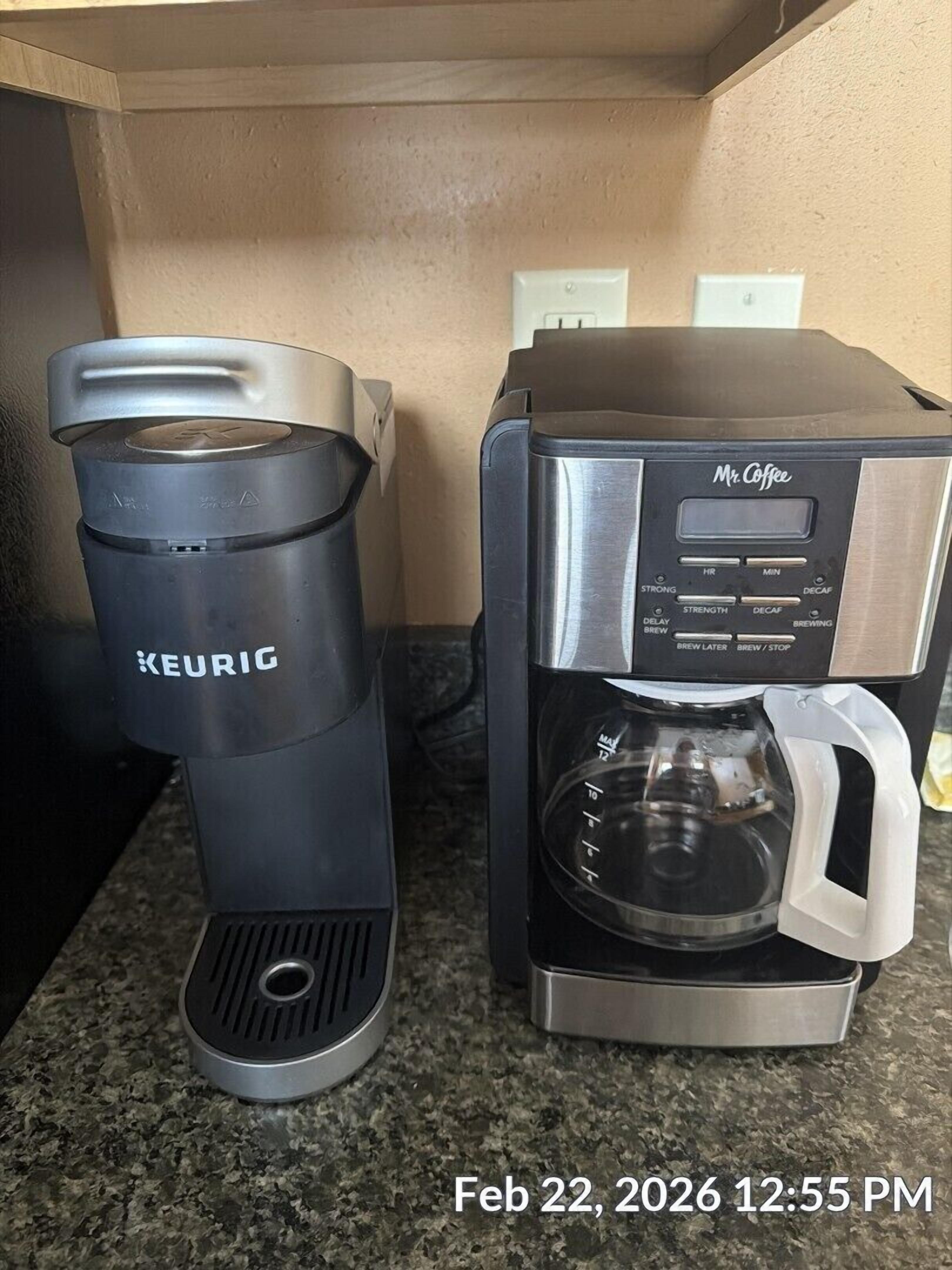 Eine Kaffeemaschine von Keurig und eine Mr. Coffee-Maschine auf einer Küchenarbeitsfläche.