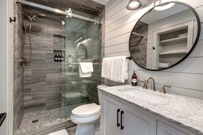 Ensemble baignoire-douche, séchoir à cheveux, shampooing