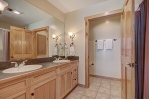 Hair dryer, towels, shampoo, toilet paper