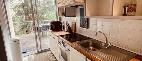 Geladeira, fogão, lava-louças, torradeira