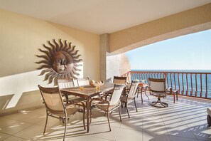 Outdoor dining - Sonoran Sun E-1005 Sunrise Perch Penthouse Nice Decor Large Patio Ocean Front Condo (Puerto Penasco)