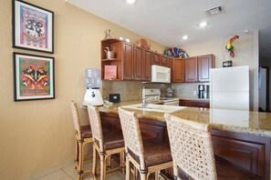 Fridge, microwave, oven, stovetop - Sonoran Sun E-1005 Sunrise Perch Penthouse Nice Decor Large Patio Ocean Front Condo (Puerto Penasco)