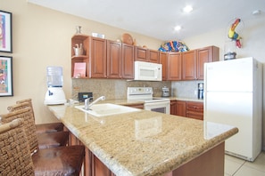 Kjøleskap, mikrobølgeovn, ovn og kokeplater