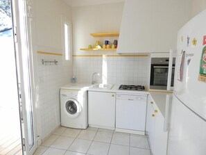 ثلاجة، ميكروويف، فرن، غسالة أطباق