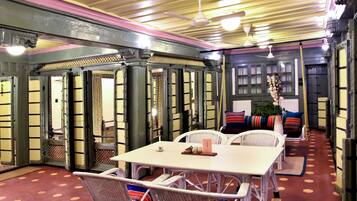 Courtyard Suite, Non Smoking | In-room dining