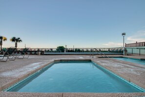 Una piscina cubierta, una piscina al aire libre