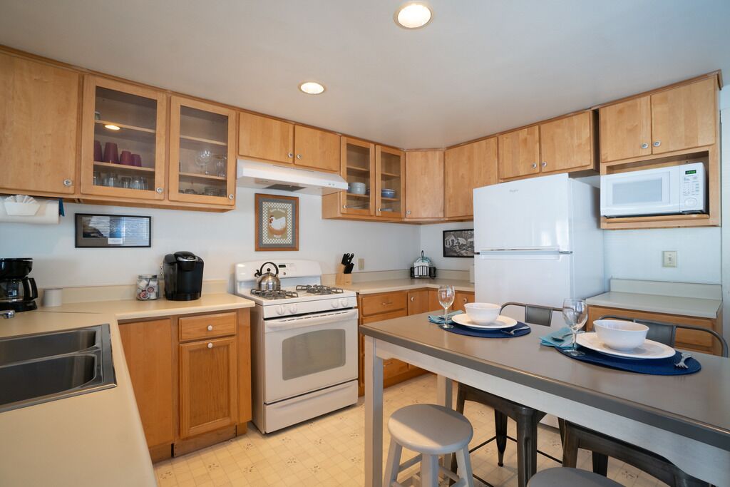 Refrigerador, microondas, lavavajillas y cafetera y tetera 