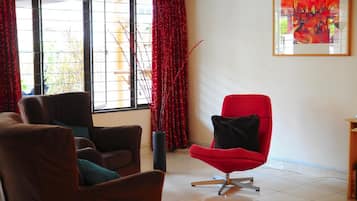 Escrivaninha, ferros/tábuas de passar roupa