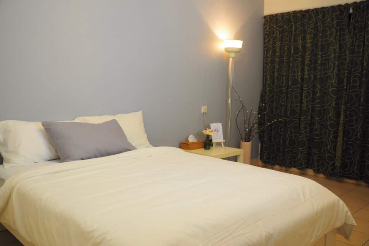 Deluxe Queen Room 32 | Desk, iron/ironing board, rollaway beds, free WiFi