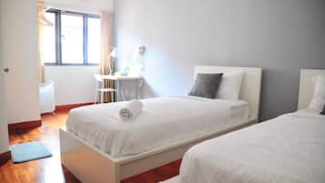 Meja kerja, setrika/meja setrika, dan tempat tidur lipat/tambahan