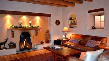 Una televisión, una chimenea, un reproductor de DVD