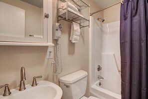 مجففات شعر، مناشف، شامبو، ورق حمّام