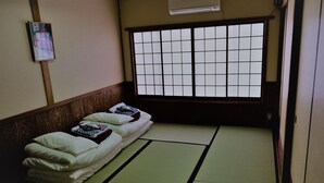 Triple Room, Shared Bathroom | Desk, iron/ironing board, WiFi (free) - Ocashi (Kyoto)