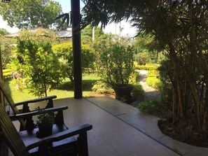 Deluxe Cottage | Porch