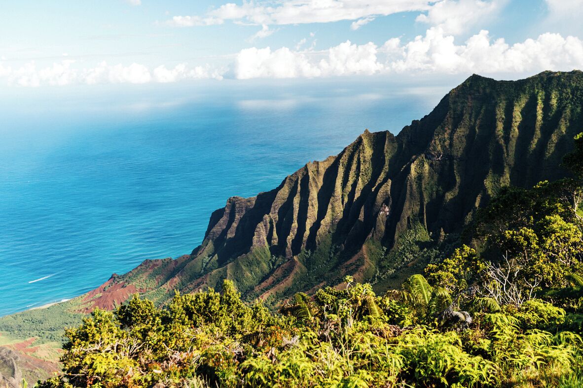 Un paisaje montañoso con vista al océano.